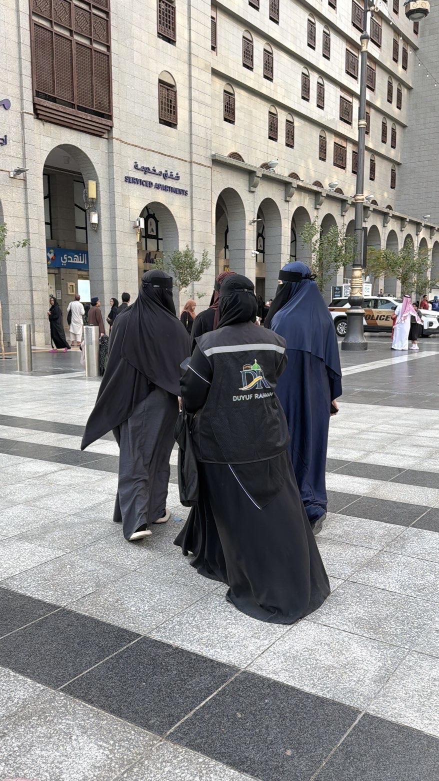 Groupe accompagné par Duyuf Rahman près du Haram de Médine